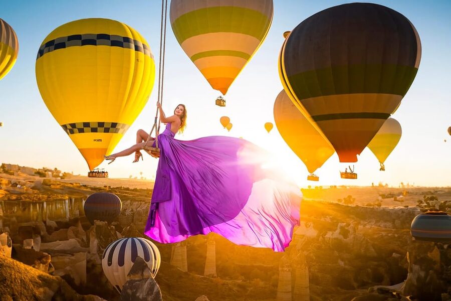 Cappadocia: Taking photo with Swing at hot air balloon view - The panoramic viewpoint and balloon backdrop