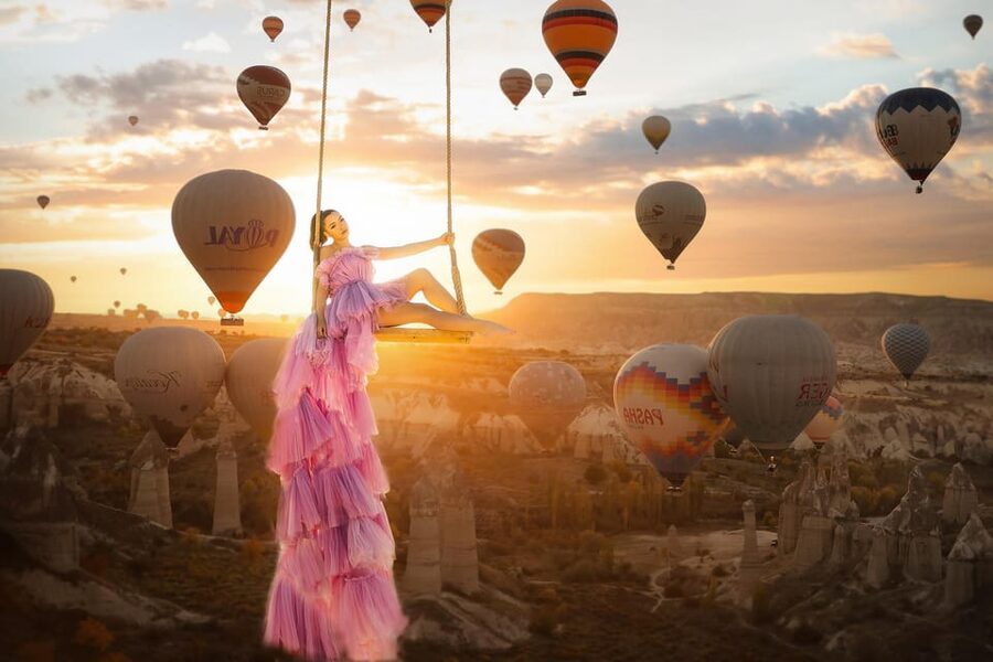 Cappadocia: Taking photo with Swing at hot air balloon view - The crane swing and flowing dress