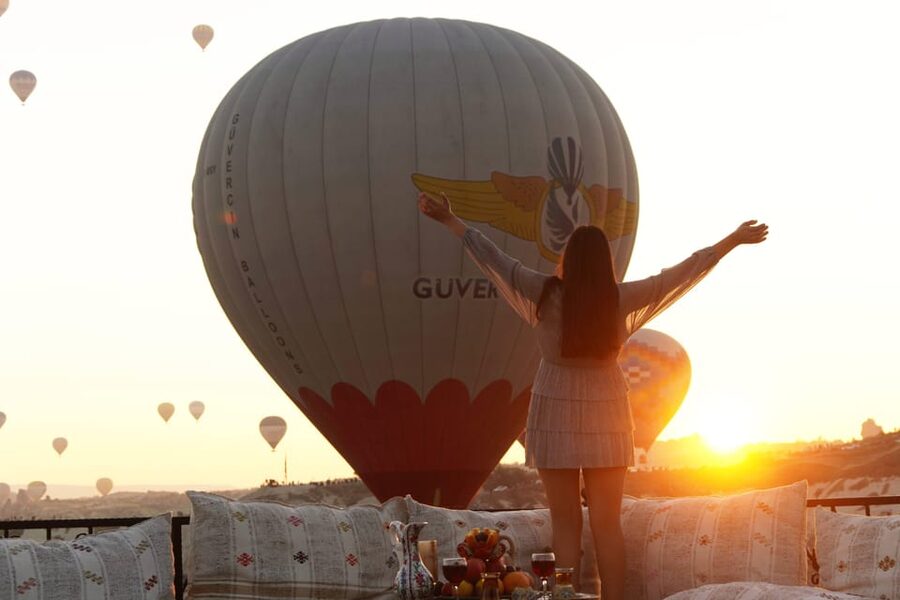 Cappadocia: Terrace Photo Spot With Balloon Flight View - Choosing between basic and professional photography