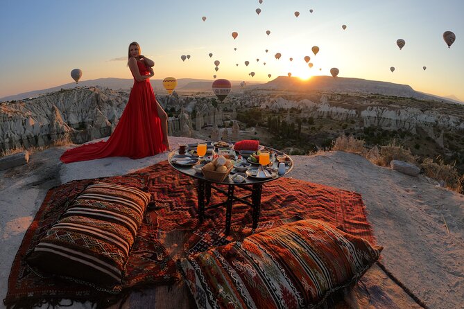 Private Breakfast Organisation in the Love Valley - A Turkish breakfast with the balloons overhead